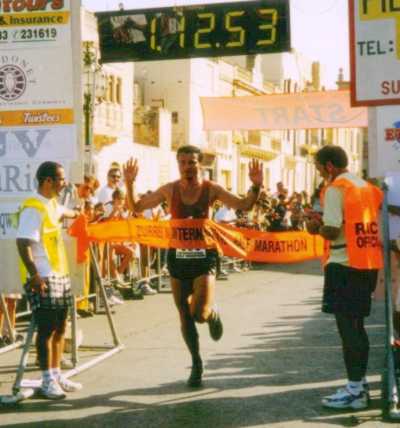 Herbert Steffny gewinnt den Zurrieq Halbmarathon im November 2000