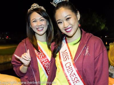 Miss Hawaii und Miss Chinese grüßen am VIP-Bereich.