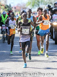 Edwin Kiyeng setzt sich beim 35km von der Spitzengruppe ab