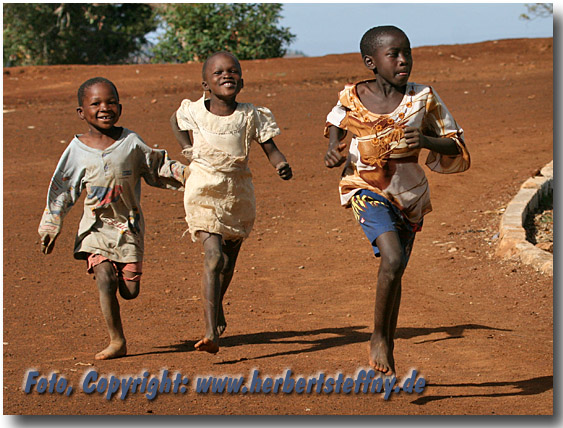 Laufspass bei kenianischen Kindern - die Wuzeln für Superläufer werden hier früh angelegt